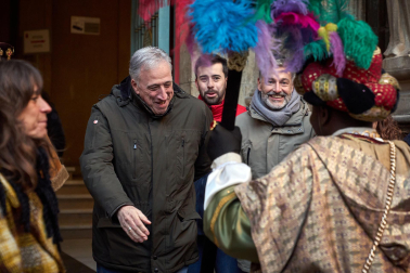 Multitudinario recibimiento a los Reyes Magos de Oriente a su entrada en Pamplona, con la comitiva recorriendo el Casco Viejo y la posterior visita al Ayuntamiento de Pamplona