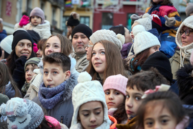 Multitudinario recibimiento a los Reyes Magos de Oriente a su entrada en Pamplona, con la comitiva recorriendo el Casco Viejo y la posterior visita al Ayuntamiento de Pamplona
