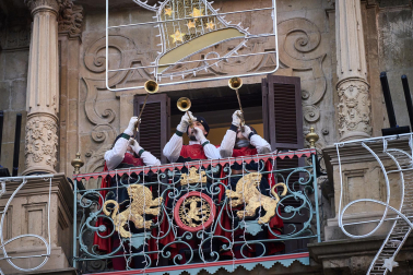 Multitudinario recibimiento a los Reyes Magos de Oriente a su entrada en Pamplona, con la comitiva recorriendo el Casco Viejo y la posterior visita al Ayuntamiento de Pamplona