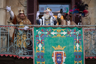 Multitudinario recibimiento a los Reyes Magos de Oriente a su entrada en Pamplona, con la comitiva recorriendo el Casco Viejo y la posterior visita al Ayuntamiento de Pamplona