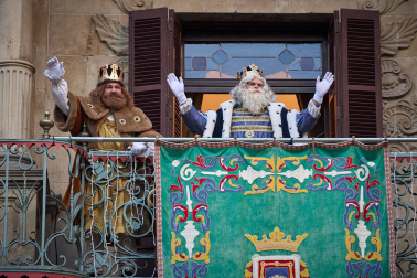 Multitudinario recibimiento a los Reyes Magos de Oriente a su entrada en Pamplona, con la comitiva recorriendo el Casco Viejo y la posterior visita al Ayuntamiento de Pamplona