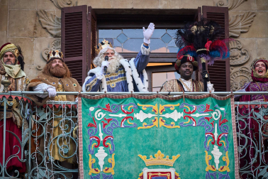 Multitudinario recibimiento a los Reyes Magos de Oriente a su entrada en Pamplona, con la comitiva recorriendo el Casco Viejo y la posterior visita al Ayuntamiento de Pamplona