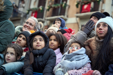 Multitudinario recibimiento a los Reyes Magos de Oriente a su entrada en Pamplona, con la comitiva recorriendo el Casco Viejo y la posterior visita al Ayuntamiento de Pamplona