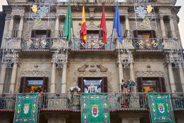 Multitudinario recibimiento a los Reyes Magos de Oriente a su entrada en Pamplona, con la comitiva recorriendo el Casco Viejo y la posterior visita al Ayuntamiento de Pamplona