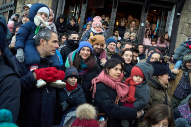 Multitudinario recibimiento a los Reyes Magos de Oriente a su entrada en Pamplona, con la comitiva recorriendo el Casco Viejo y la posterior visita al Ayuntamiento de Pamplona