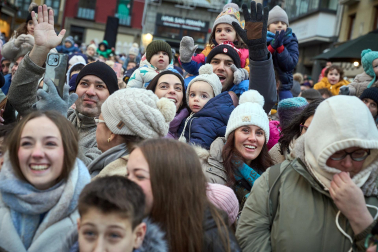 Multitudinario recibimiento a los Reyes Magos de Oriente a su entrada en Pamplona, con la comitiva recorriendo el Casco Viejo y la posterior visita al Ayuntamiento de Pamplona