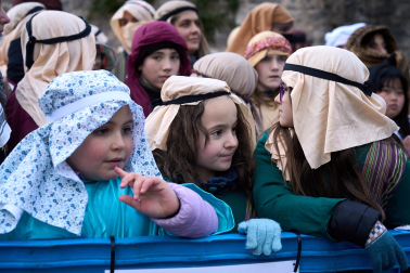 Multitudinario recibimiento a los Reyes Magos de Oriente a su entrada en Pamplona, con la comitiva recorriendo el Casco Viejo y la posterior visita al Ayuntamiento de Pamplona