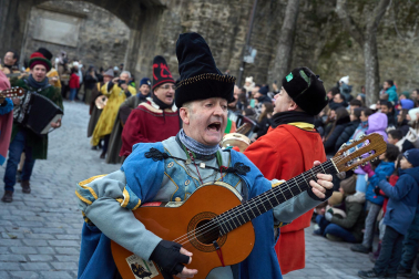 Multitudinario recibimiento a los Reyes Magos de Oriente a su entrada en Pamplona, con la comitiva recorriendo el Casco Viejo y la posterior visita al Ayuntamiento de Pamplona