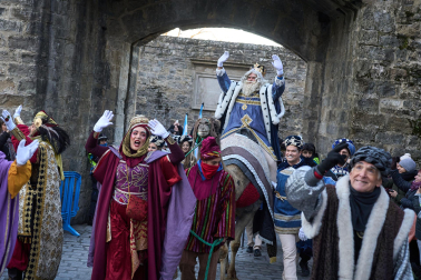 Multitudinario recibimiento a los Reyes Magos de Oriente a su entrada en Pamplona, con la comitiva recorriendo el Casco Viejo y la posterior visita al Ayuntamiento de Pamplona