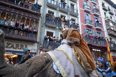 Multitudinario recibimiento a los Reyes Magos de Oriente a su entrada en Pamplona, con la comitiva recorriendo el Casco Viejo y la posterior visita al Ayuntamiento de Pamplona
