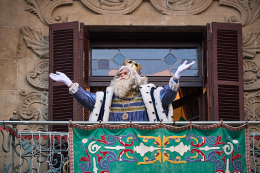 Multitudinario recibimiento a los Reyes Magos de Oriente a su entrada en Pamplona, con la comitiva recorriendo el Casco Viejo y la posterior visita al Ayuntamiento de Pamplona