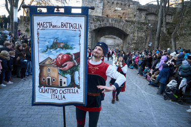 Multitudinario recibimiento a los Reyes Magos de Oriente a su entrada en Pamplona, con la comitiva recorriendo el Casco Viejo y la posterior visita al Ayuntamiento de Pamplona