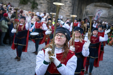 Multitudinario recibimiento a los Reyes Magos de Oriente a su entrada en Pamplona, con la comitiva recorriendo el Casco Viejo y la posterior visita al Ayuntamiento de Pamplona