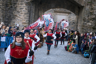 Multitudinario recibimiento a los Reyes Magos de Oriente a su entrada en Pamplona, con la comitiva recorriendo el Casco Viejo y la posterior visita al Ayuntamiento de Pamplona