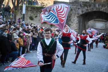 Multitudinario recibimiento a los Reyes Magos de Oriente a su entrada en Pamplona, con la comitiva recorriendo el Casco Viejo y la posterior visita al Ayuntamiento de Pamplona