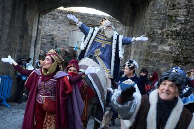 Multitudinario recibimiento a los Reyes Magos de Oriente a su entrada en Pamplona, con la comitiva recorriendo el Casco Viejo y la posterior visita al Ayuntamiento de Pamplona