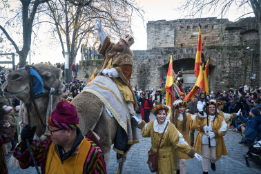 Multitudinario recibimiento a los Reyes Magos de Oriente a su entrada en Pamplona, con la comitiva recorriendo el Casco Viejo y la posterior visita al Ayuntamiento de Pamplona