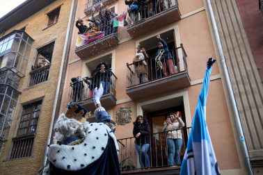 Multitudinario recibimiento a los Reyes Magos de Oriente a su entrada en Pamplona, con la comitiva recorriendo el Casco Viejo y la posterior visita al Ayuntamiento de Pamplona