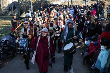Multitudinario recibimiento a los Reyes Magos de Oriente a su entrada en Pamplona, con la comitiva recorriendo el Casco Viejo y la posterior visita al Ayuntamiento de Pamplona