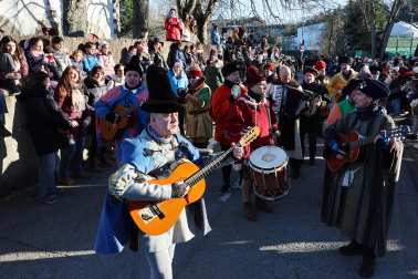 Multitudinario recibimiento a los Reyes Magos de Oriente a su entrada en Pamplona, con la comitiva recorriendo el Casco Viejo y la posterior visita al Ayuntamiento de Pamplona