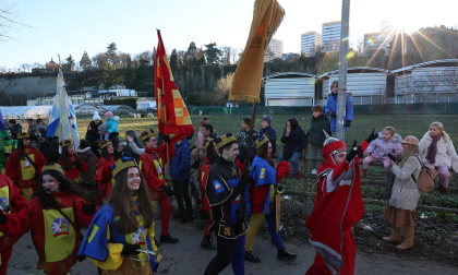 Multitudinario recibimiento a los Reyes Magos de Oriente a su entrada en Pamplona, con la comitiva recorriendo el Casco Viejo y la posterior visita al Ayuntamiento de Pamplona