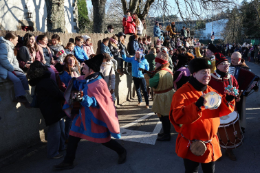 Multitudinario recibimiento a los Reyes Magos de Oriente a su entrada en Pamplona, con la comitiva recorriendo el Casco Viejo y la posterior visita al Ayuntamiento de Pamplona