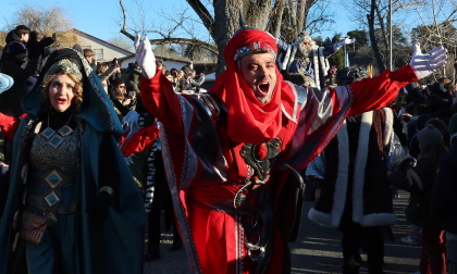 Multitudinario recibimiento a los Reyes Magos de Oriente a su entrada en Pamplona, con la comitiva recorriendo el Casco Viejo y la posterior visita al Ayuntamiento de Pamplona