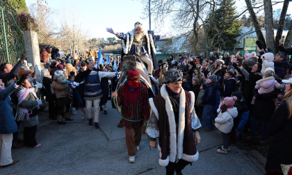 Multitudinario recibimiento a los Reyes Magos de Oriente a su entrada en Pamplona, con la comitiva recorriendo el Casco Viejo y la posterior visita al Ayuntamiento de Pamplona