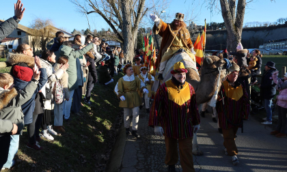 Multitudinario recibimiento a los Reyes Magos de Oriente a su entrada en Pamplona, con la comitiva recorriendo el Casco Viejo y la posterior visita al Ayuntamiento de Pamplona