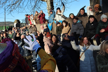 Multitudinario recibimiento a los Reyes Magos de Oriente a su entrada en Pamplona, con la comitiva recorriendo el Casco Viejo y la posterior visita al Ayuntamiento de Pamplona