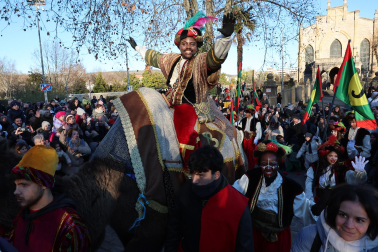 Multitudinario recibimiento a los Reyes Magos de Oriente a su entrada en Pamplona, con la comitiva recorriendo el Casco Viejo y la posterior visita al Ayuntamiento de Pamplona