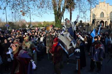 Multitudinario recibimiento a los Reyes Magos de Oriente a su entrada en Pamplona, con la comitiva recorriendo el Casco Viejo y la posterior visita al Ayuntamiento de Pamplona