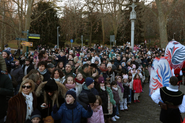 Multitudinario recibimiento a los Reyes Magos de Oriente a su entrada en Pamplona, con la comitiva recorriendo el Casco Viejo y la posterior visita al Ayuntamiento de Pamplona