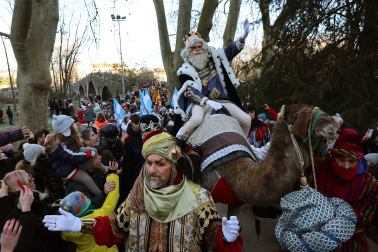 Multitudinario recibimiento a los Reyes Magos de Oriente a su entrada en Pamplona, con la comitiva recorriendo el Casco Viejo y la posterior visita al Ayuntamiento de Pamplona