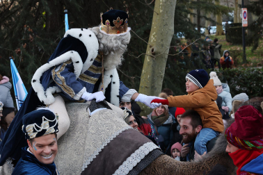 Multitudinario recibimiento a los Reyes Magos de Oriente a su entrada en Pamplona, con la comitiva recorriendo el Casco Viejo y la posterior visita al Ayuntamiento de Pamplona