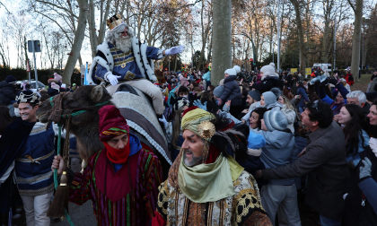 Multitudinario recibimiento a los Reyes Magos de Oriente a su entrada en Pamplona, con la comitiva recorriendo el Casco Viejo y la posterior visita al Ayuntamiento de Pamplona