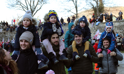 Multitudinario recibimiento a los Reyes Magos de Oriente a su entrada en Pamplona, con la comitiva recorriendo el Casco Viejo y la posterior visita al Ayuntamiento de Pamplona