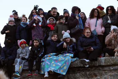 Multitudinario recibimiento a los Reyes Magos de Oriente a su entrada en Pamplona, con la comitiva recorriendo el Casco Viejo y la posterior visita al Ayuntamiento de Pamplona