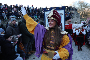 Multitudinario recibimiento a los Reyes Magos de Oriente a su entrada en Pamplona, con la comitiva recorriendo el Casco Viejo y la posterior visita al Ayuntamiento de Pamplona