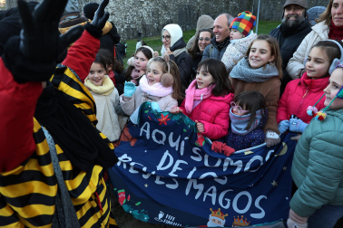 Multitudinario recibimiento a los Reyes Magos de Oriente a su entrada en Pamplona, con la comitiva recorriendo el Casco Viejo y la posterior visita al Ayuntamiento de Pamplona