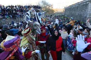 Multitudinario recibimiento a los Reyes Magos de Oriente a su entrada en Pamplona, con la comitiva recorriendo el Casco Viejo y la posterior visita al Ayuntamiento de Pamplona
