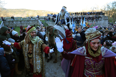 Multitudinario recibimiento a los Reyes Magos de Oriente a su entrada en Pamplona, con la comitiva recorriendo el Casco Viejo y la posterior visita al Ayuntamiento de Pamplona