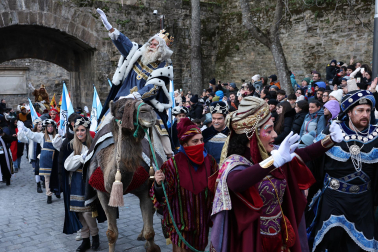 Multitudinario recibimiento a los Reyes Magos de Oriente a su entrada en Pamplona, con la comitiva recorriendo el Casco Viejo y la posterior visita al Ayuntamiento de Pamplona
