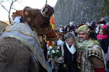 Multitudinario recibimiento a los Reyes Magos de Oriente a su entrada en Pamplona, con la comitiva recorriendo el Casco Viejo y la posterior visita al Ayuntamiento de Pamplona