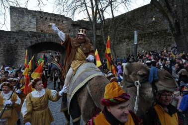 Multitudinario recibimiento a los Reyes Magos de Oriente a su entrada en Pamplona, con la comitiva recorriendo el Casco Viejo y la posterior visita al Ayuntamiento de Pamplona
