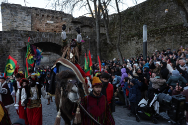 Multitudinario recibimiento a los Reyes Magos de Oriente a su entrada en Pamplona, con la comitiva recorriendo el Casco Viejo y la posterior visita al Ayuntamiento de Pamplona