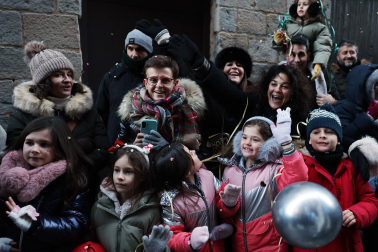 Multitudinario recibimiento a los Reyes Magos de Oriente a su entrada en Pamplona, con la comitiva recorriendo el Casco Viejo y la posterior visita al Ayuntamiento de Pamplona