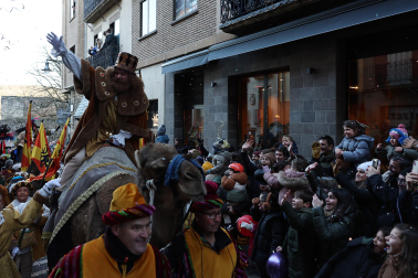 Multitudinario recibimiento a los Reyes Magos de Oriente a su entrada en Pamplona, con la comitiva recorriendo el Casco Viejo y la posterior visita al Ayuntamiento de Pamplona