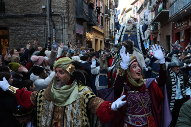 Multitudinario recibimiento a los Reyes Magos de Oriente a su entrada en Pamplona, con la comitiva recorriendo el Casco Viejo y la posterior visita al Ayuntamiento de Pamplona