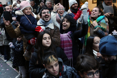 Multitudinario recibimiento a los Reyes Magos de Oriente a su entrada en Pamplona, con la comitiva recorriendo el Casco Viejo y la posterior visita al Ayuntamiento de Pamplona